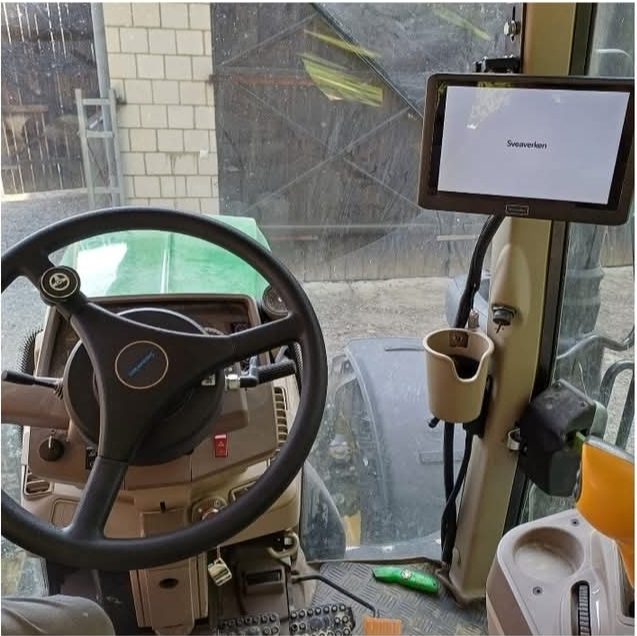Sveaverken ekran i volan sa motorom u kabini traktora John Deere