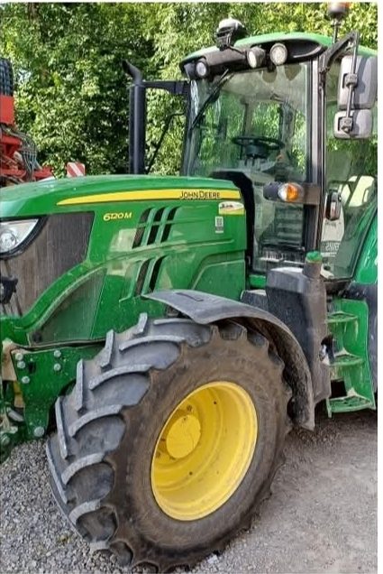 John Deere 6120M sa ugrađenom Sveaverken antenom na krovu kabine